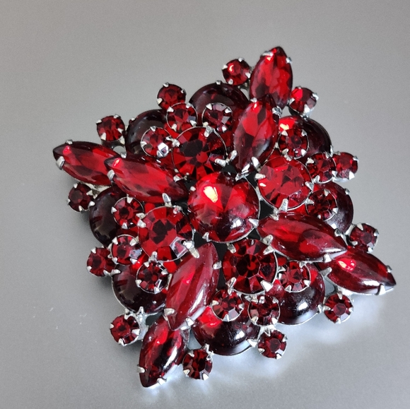 Exquisite Vintage Confirmed Juliana Garnet Red Glass Brooch - Picture 14 of 16